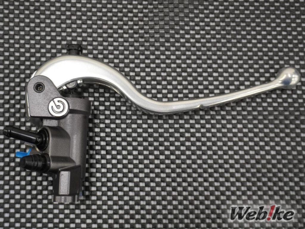 Xi lanh chính xuyên tâm Brembo có sẵn của YAMAHA với các pít-tông thẳng hàng mang lại cảm giác tuyến tính!